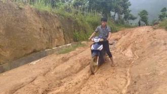 Chật vật lưu thông trên tuyến đường Hỏm Dưới - Lán Bò