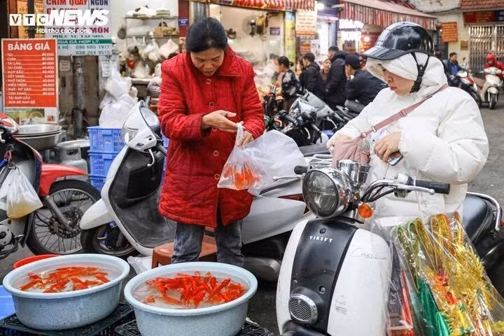 Người dân sắm lễ tại chợ Hàng Bè.