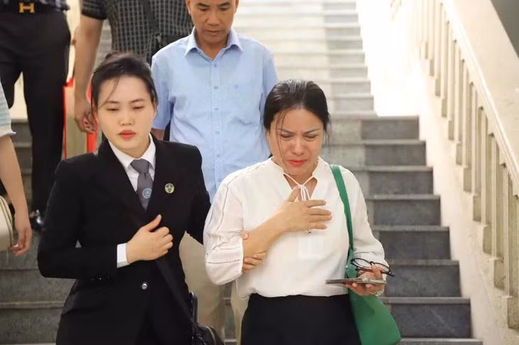 Cựu Hiệu trưởng Nguyễn Thị Bình cùng luật sư rời tòa ngày 10/9 - Ảnh: THÂN HOÀNG
