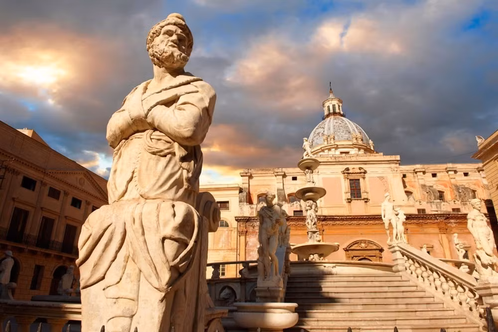 Một tác phẩm điêu khắc thế kỷ 16 tại đài phun nước Piazza Pretoria.