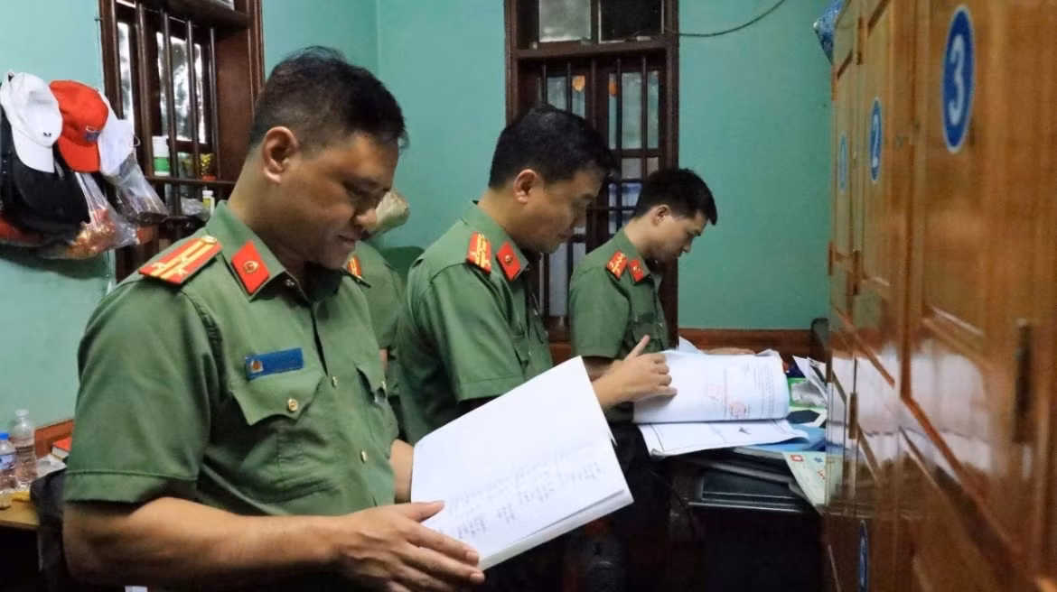 Lực lượng Công an kiểm tra, thu giữ nhiều tài liệu, sổ sách và chứng cứ tại Đền Công đồng Bắc Lệ phục vụ công tác điều tra. Ảnh: Công an Lạng Sơn