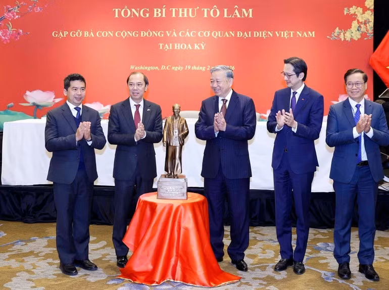 Tổng Bí thư Tô Lâm trao bức tượng Chủ tịch Hồ Chí Minh tặng các cơ quan đại diện Việt Nam tại Hoa Kỳ.