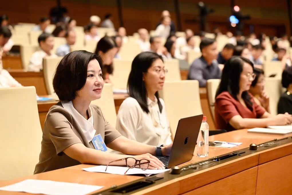 Đại biểu dự buổi quán triệt nghị quyết Hội nghị lần thứ tư Ban Chấp hành Trung ương Đảng khóa 14, sáng 16/10. Ảnh: Giang Huy