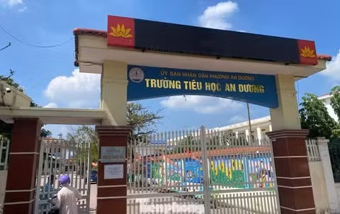 Cổng Trường tiểu học An Dương, sáng 16/10.