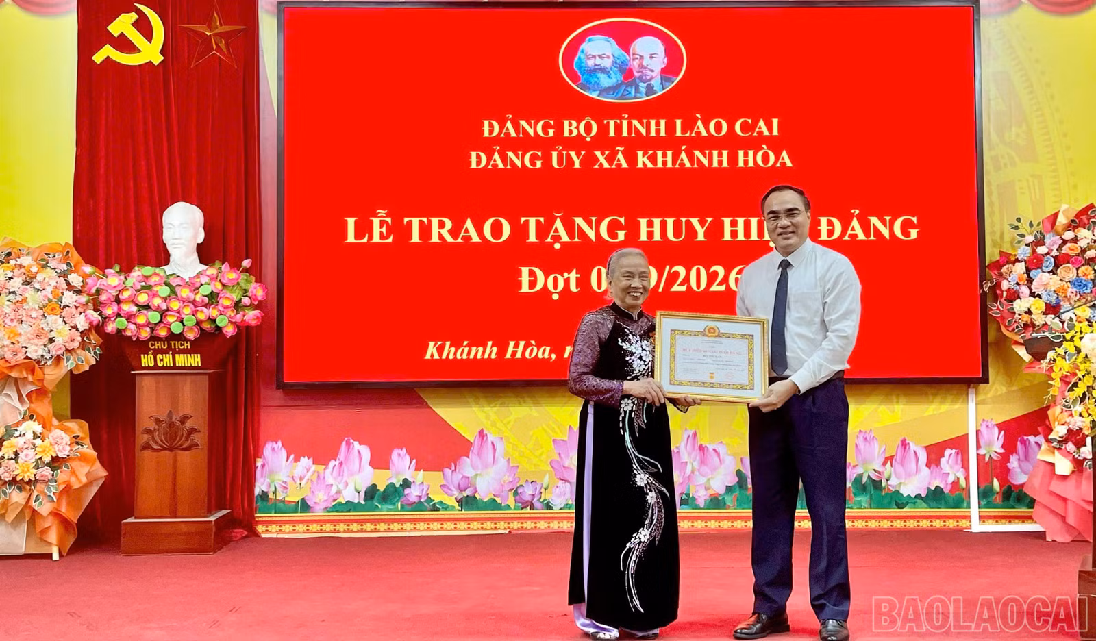 Đồng chí Nguyễn Hữu Long - Ủy viên Ban Chấp hành Đảng bộ tỉnh, Phó Bí thư chuyên trách Đảng ủy UBND tỉnh trao Huy hiệu 60 năm tuổi Đảng cho đảng viên Bùi Thị Lan.