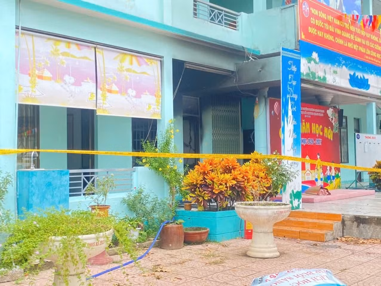 Lực lượng chức năng tiến hành phong tỏa hiện trường.