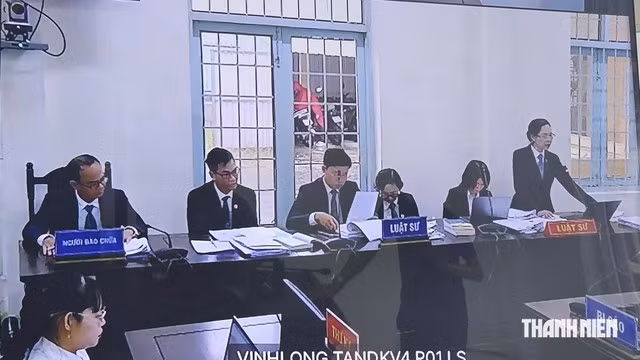 Đại diện luật sư nêu quan điểm tại tòa.