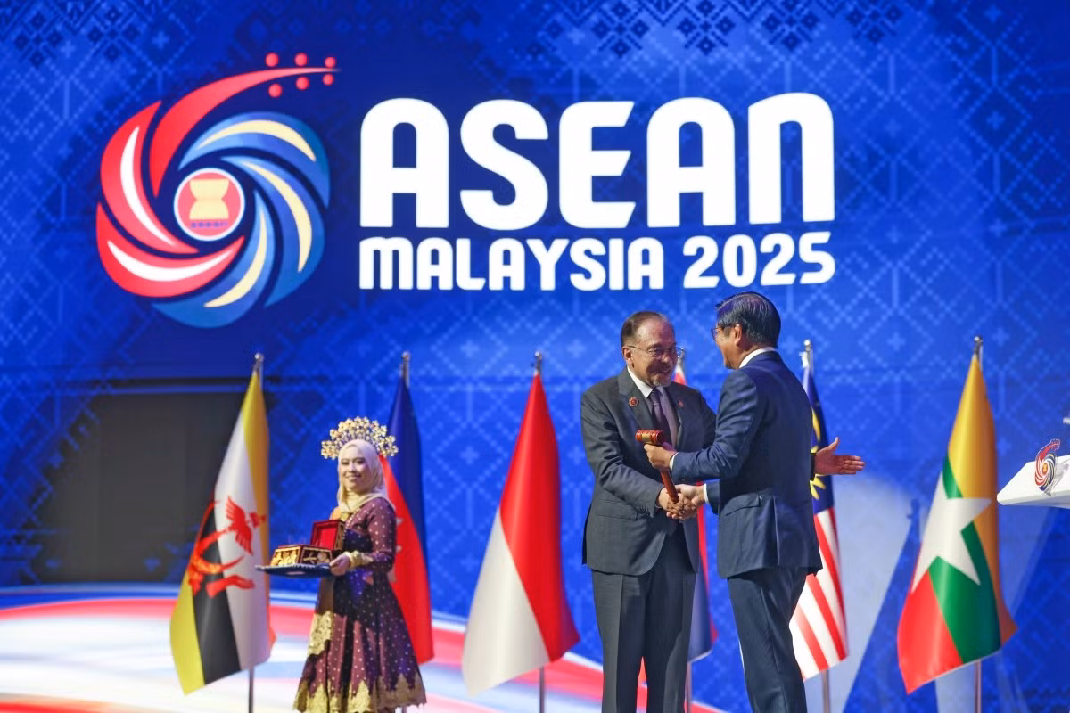 Thủ tướng Malaysia Anwar Ibrahim trao búa chủ tịch ASEAN cho Tổng thống Philippines Ferdinand Marcos Jr. vào ngày 28/10/2025 tại lễ bế mạc Hội nghị Cấp cao ASEAN lần thứ 47 tại Kuala Lumpur.