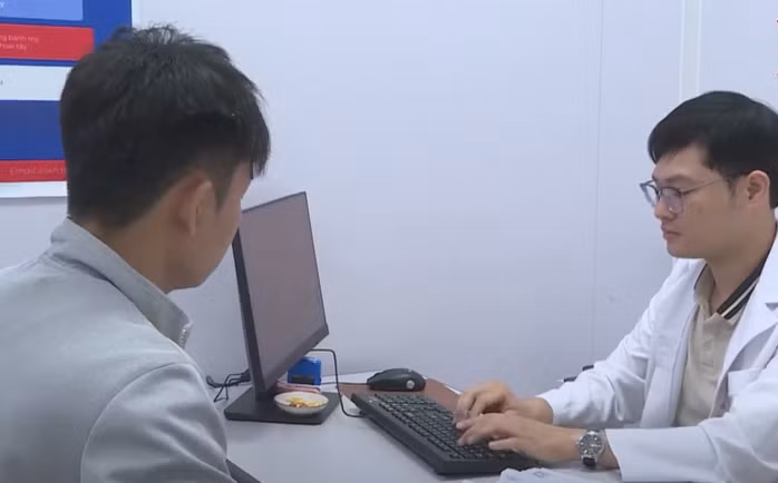 Nam thanh niên phải đi khám bác sĩ sau nhiều ngày mệt mỏi vì thức khuya.