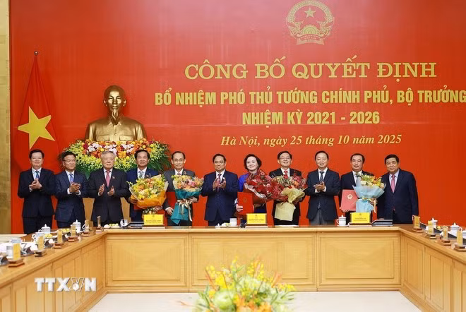 Bí thư Đảng ủy Chính phủ, Thủ tướng Chính phủ Phạm Minh Chính trao quyết định bổ nhiệm Phó Thủ tướng Chính phủ, Bộ trưởng nhiệm kỳ 2021 - 2026.