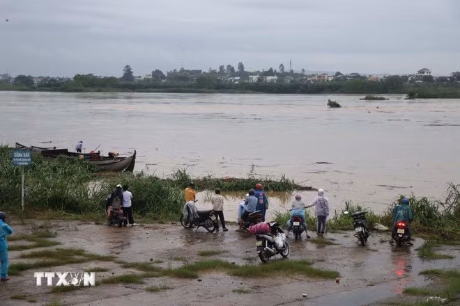 Người dân theo dõi lũ trên sông Trà Khúc ở Quảng Ngãi.