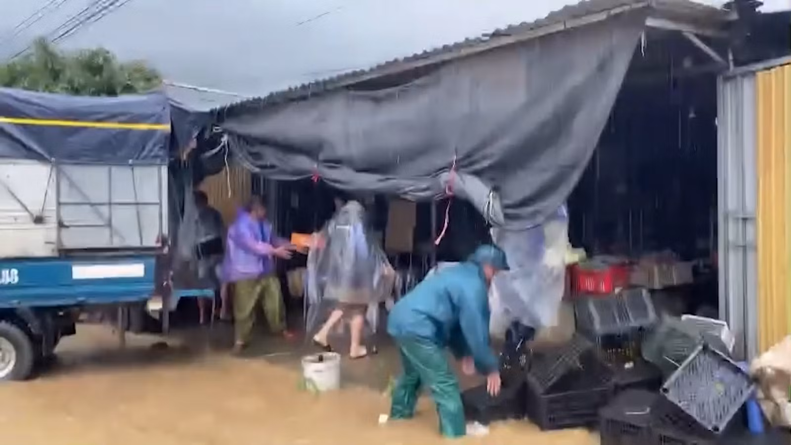 Lực lượng chức năng xã Tú Lệ hỗ trợ người dân di dời tài sản.