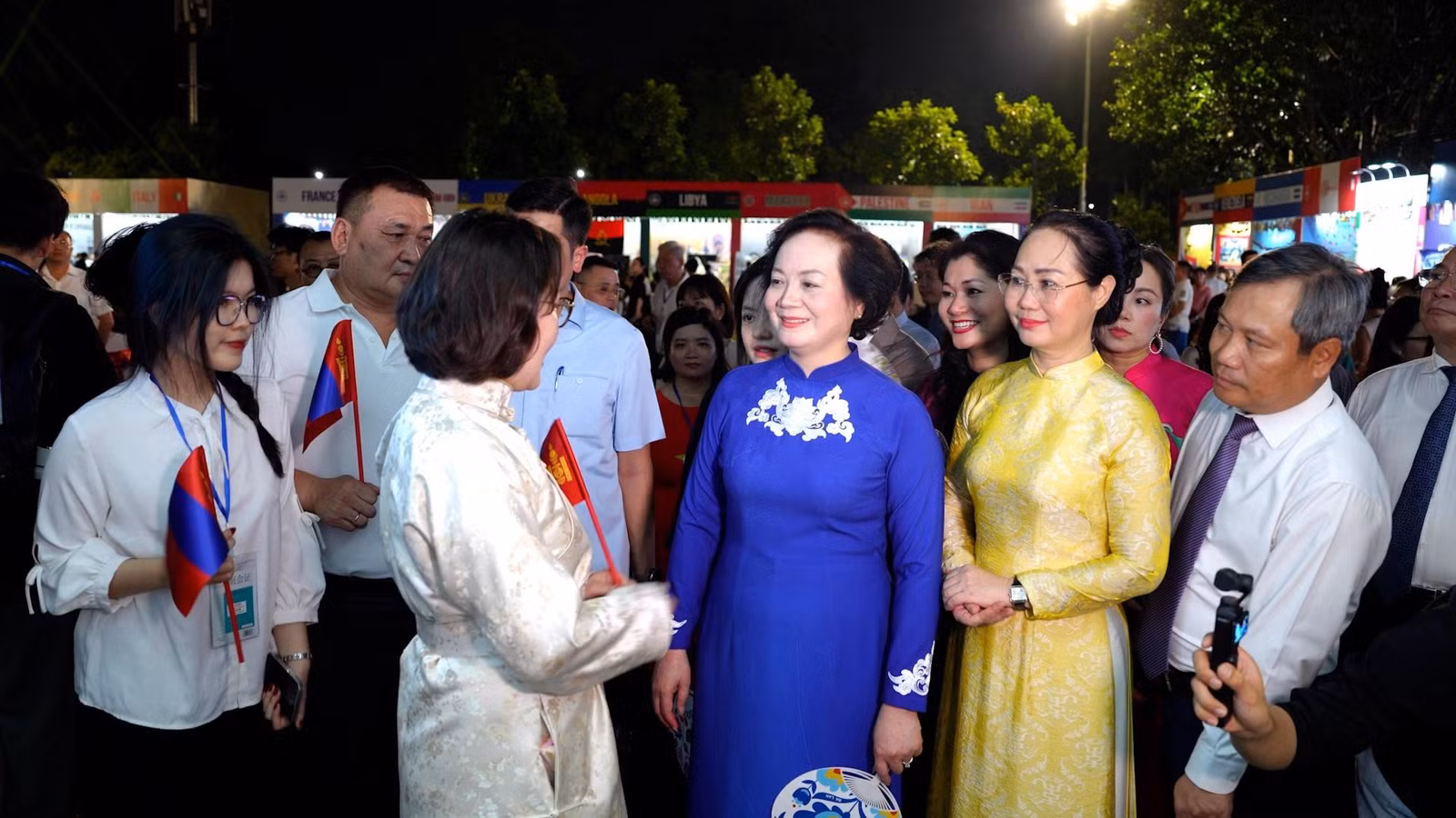 Phó thủ tướng Chính phủ Phạm Thị Thanh Trà tham quan các gian hàng ở Lễ hội Văn hóa thế giới lần thứ hai tại Hà Nội, sau khai mạc tối 1/10.