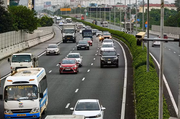 Nhiều xe giữ khoảng cách an toàn trên cao tốc Pháp Vân sáng 29-8 - Ảnh: HỒNG QUANG