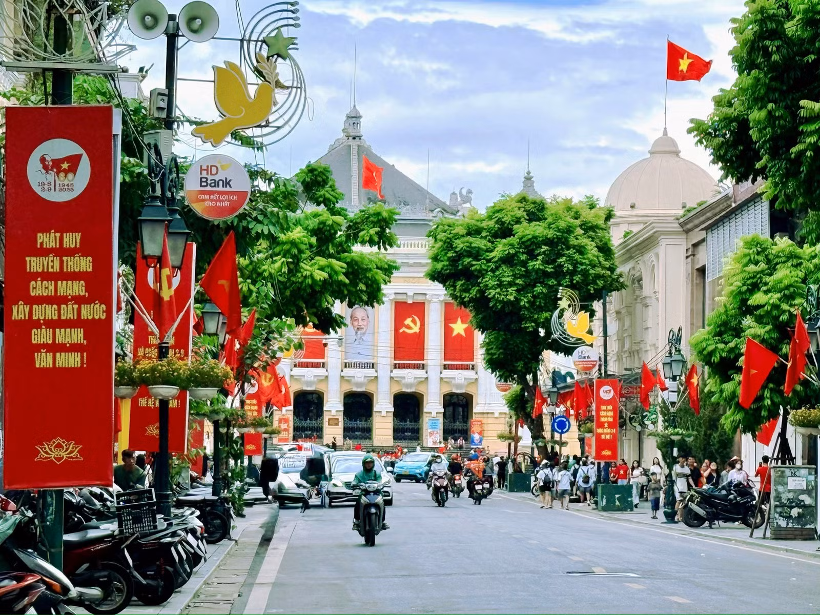 Phố Tràng Tiền rực rỡ trong ngày 2-9. Ảnh: VGP/Thùy Chi