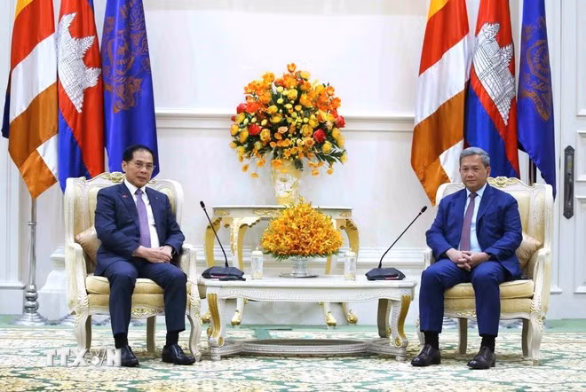 Phó Thủ tướng Chính phủ Bùi Thanh Sơn (trái) hội kiến Thủ tướng Chính phủ Hoàng gia Campuchia Samdech Thipadei Hun Manet.