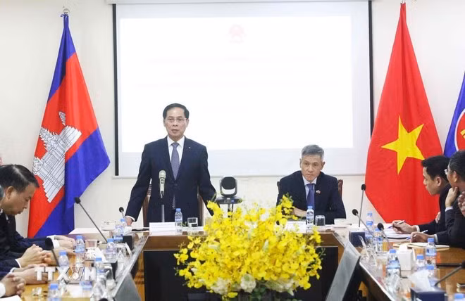 Phó Thủ tướng Bùi Thanh Sơn phát biểu tại buổi làm việc với cán bộ, nhân viên Đại sứ quán và cộng đồng người Việt Nam tại Vương quốc Campuchia.
