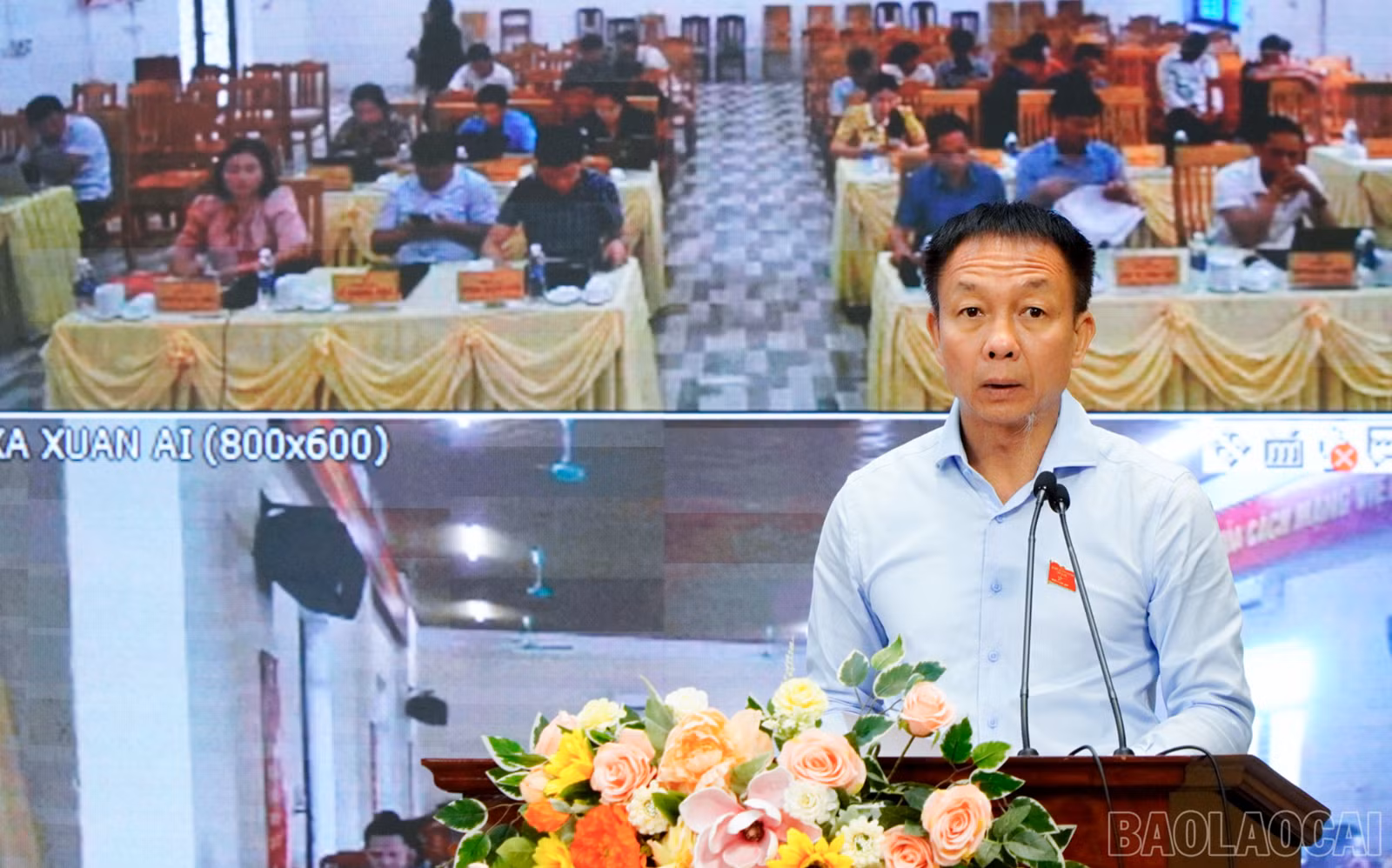 Đồng chí Vũ Quỳnh Khánh - Phó Chủ tịch Thường trực HĐND tỉnh tiếp thu ý kiến, kiến nghị của cử tri.