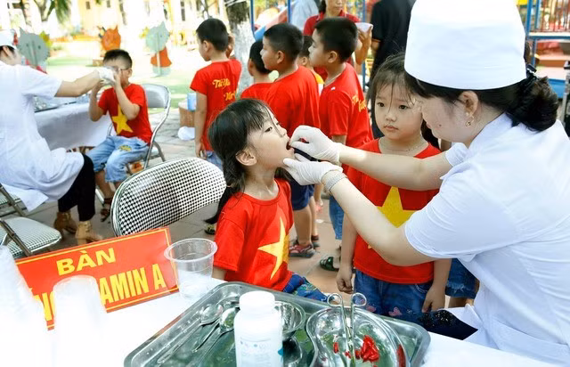 Trẻ uống Vitamin A tại tỉnh Ninh Bình.