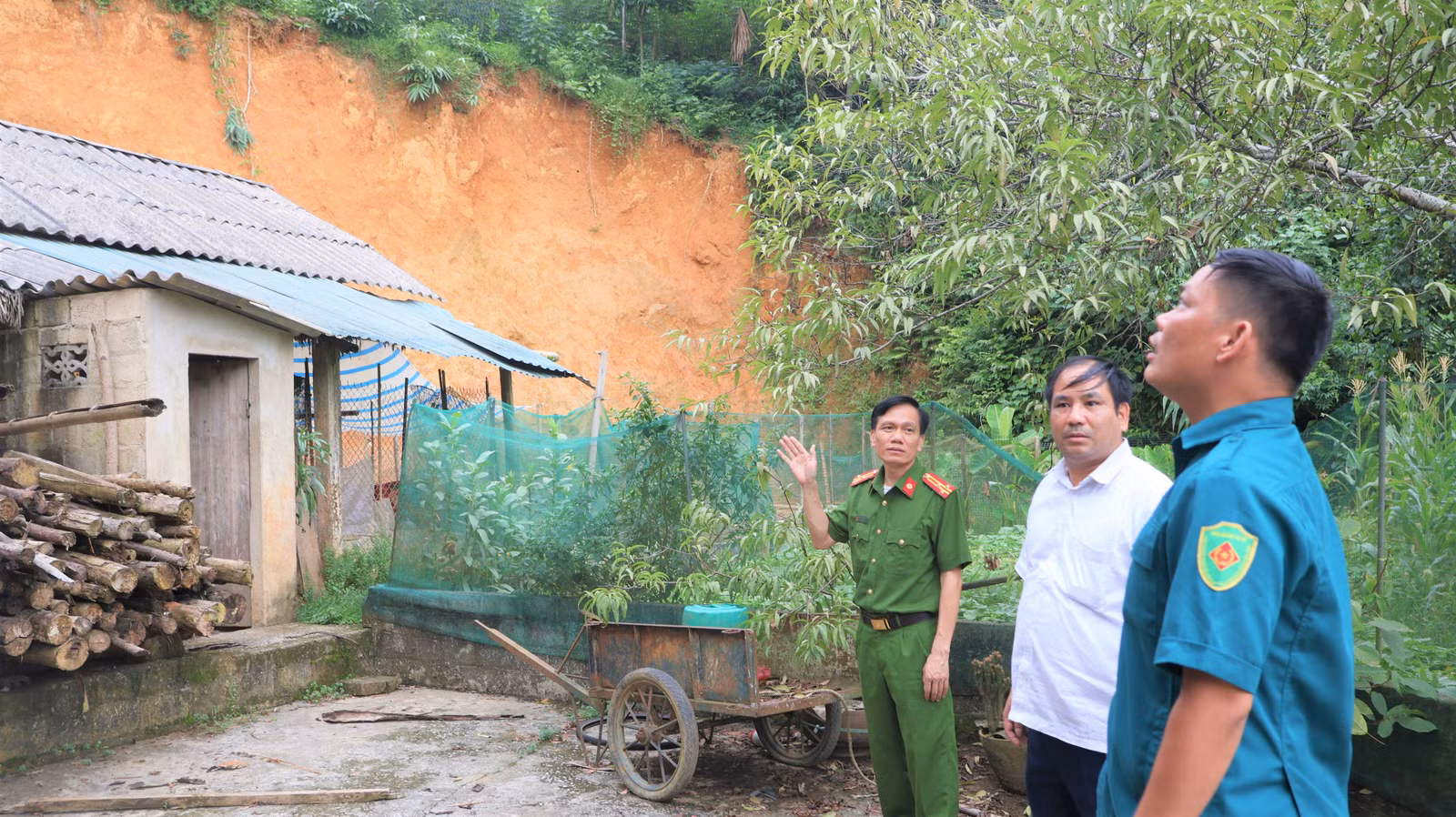 lanh-dao-ubnd-xa-luc-yen-tuyen-truyen-nguoi-dan-thon-cay-mo-di-doi-ra-khoi-khu-vuc-nguy-co-sat-lo-dat-vao-nha-o-1.jpg