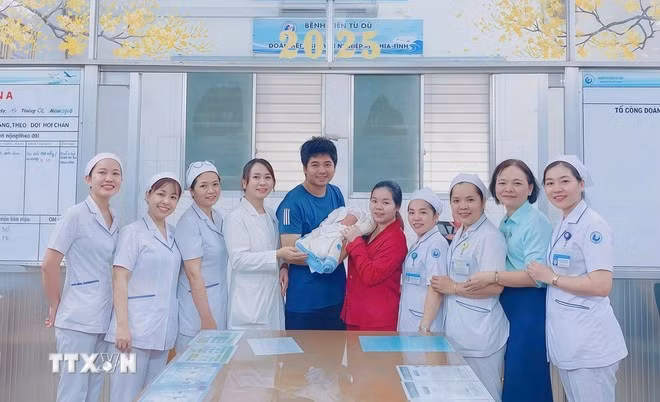 Bé sơ sinh được xuất viện trong niềm vui của gia đình và đội ngũ y bác sĩ của bệnh viện.