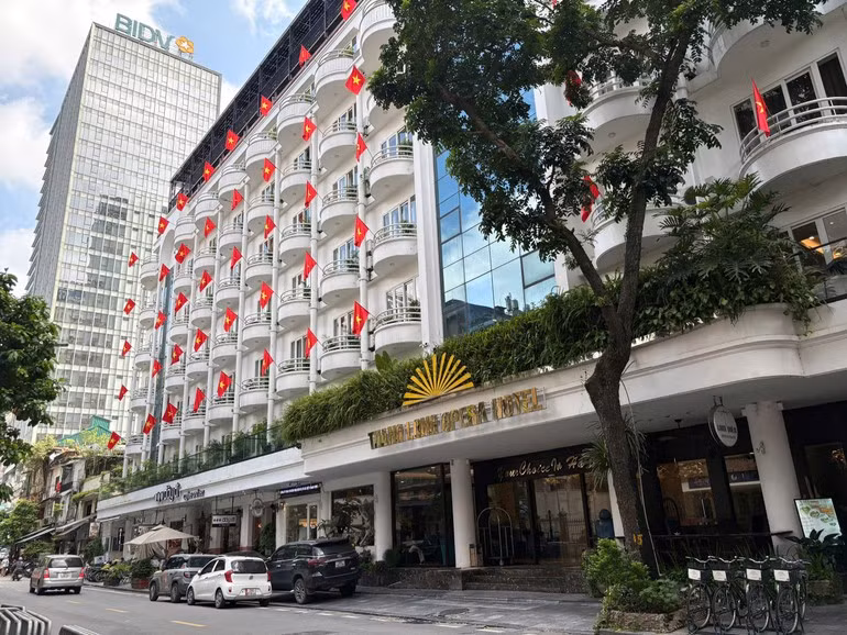 Không gian khách sạn rực rỡ sắc đỏ, tạo điểm check-in thu hút du khách.