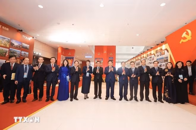 Thường trực Ban Bí thư Trần Cẩm Tú cùng các đại biểu tham quan Khu trưng bày sách, báo phục vụ Đại hội.