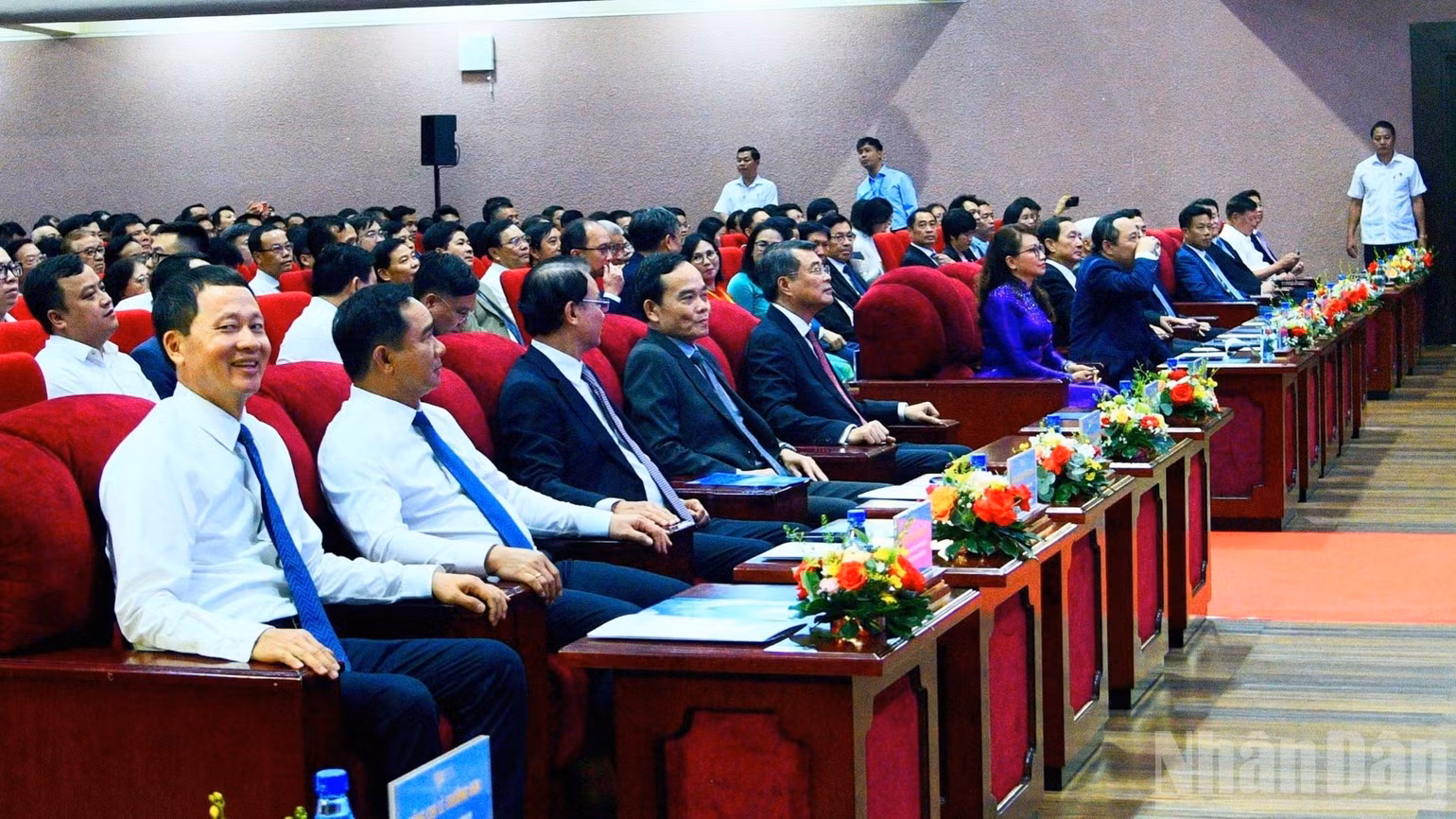Thủ tướng Chính phủ Lê Minh Hưng và các đồng chí lãnh đạo, đại biểu dự Lễ khai khóa năm 2026 của Đại học Quốc gia Thành phố Hồ Chí Minh. (Ảnh: THANH GIANG)