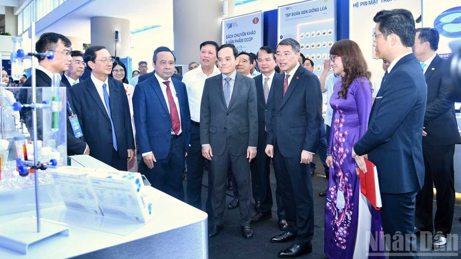 Thủ tướng Lê Minh Hưng tham quan các sản phẩm khoa học, công nghệ và đổi mới sáng tạo của Đại học Quốc gia Thành phố Hồ Chí Minh. (Ảnh: THANH GIANG)