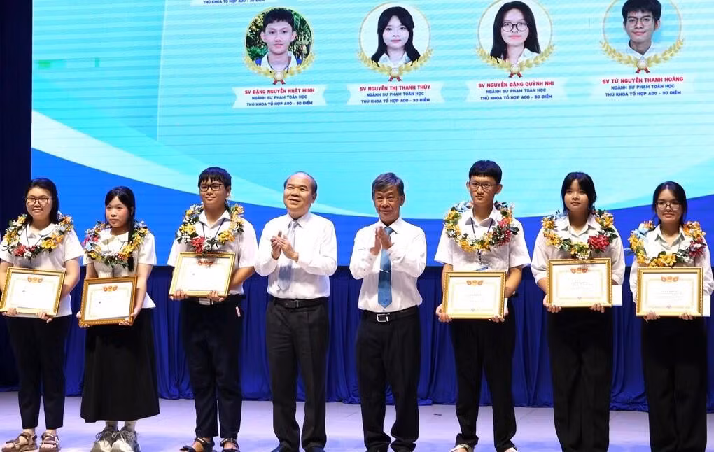 Các tân thủ khoa đạt 30/30 điểm được khen thưởng, ngày 27/9. Ảnh: Lệ Nguyễn