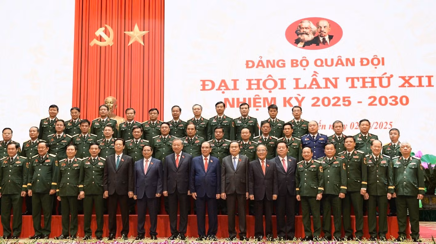 Các đồng chí lãnh đạo, nguyên lãnh đạo Đảng, Nhà nước, Quân đội chụp ảnh lưu niệm tại Đại hội.