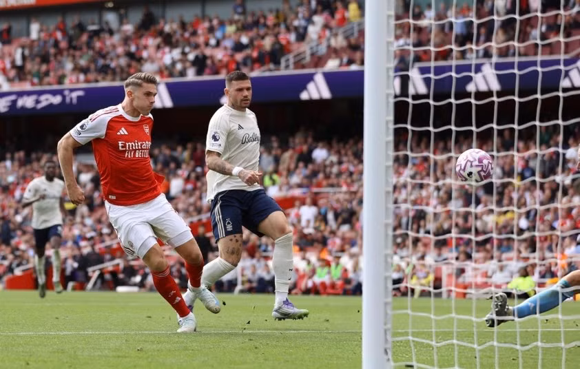 Gyokeres nhân đôi cách biệt cho Arsenal với pha đệm bóng dễ dàng.