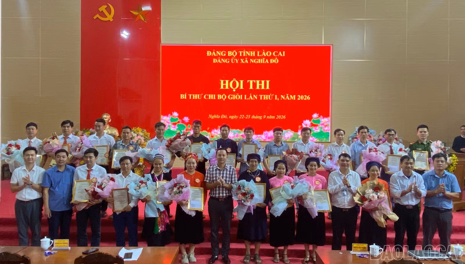 baolaocai-br_ban-to-chuc-hoi-thi-chup-anh-luu-niem-voi-cac-thi-sinh-du-thi-5864.jpg