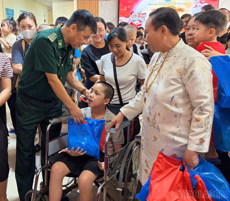 Trao quà cho bệnh nhi mắc bệnh bại não.