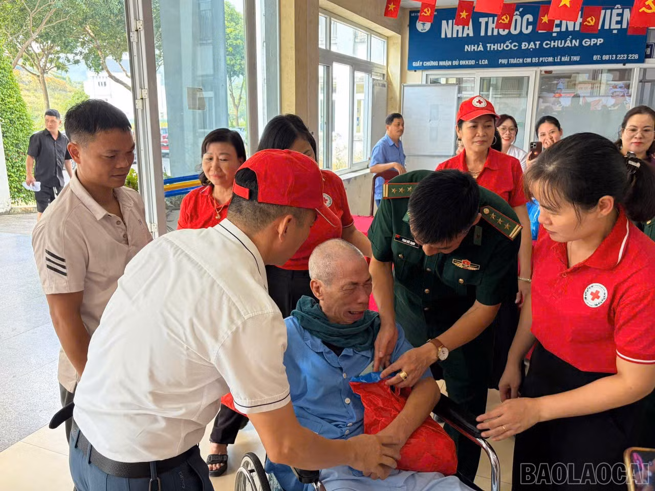 Trao quà cho người cao tuổi đang điều trị tại Bệnh viện Lão khoa - Phục hồi chức năng tỉnh Lào Cai.