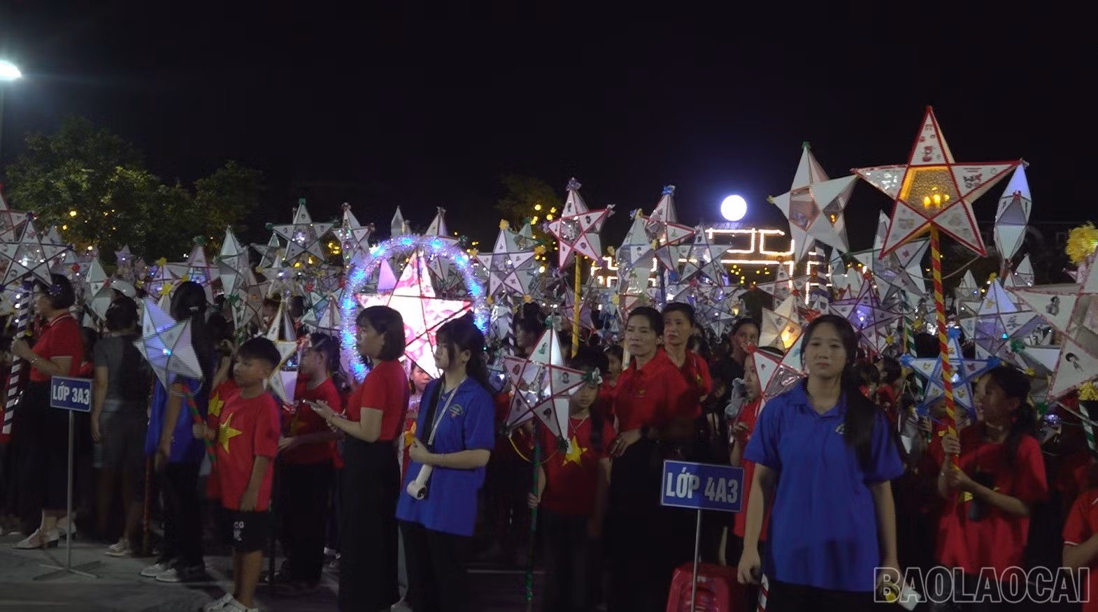 Học sinh tham gia rước đèn trong đêm hội.