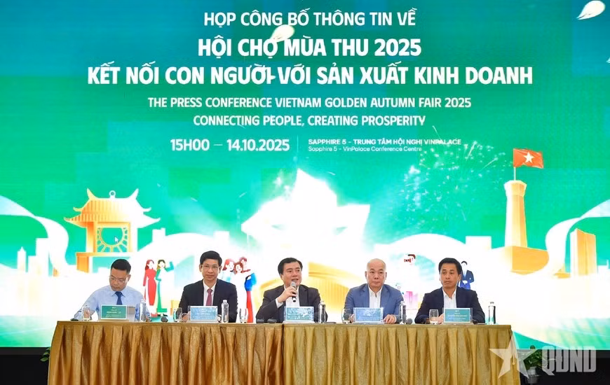 Thứ trưởng Bộ Công Thương Nguyễn Sinh Nhật Tân (ở giữa) cùng các đại biểu cung cấp những điểm nổi bật về Hội chợ Mùa thu năm 2025.