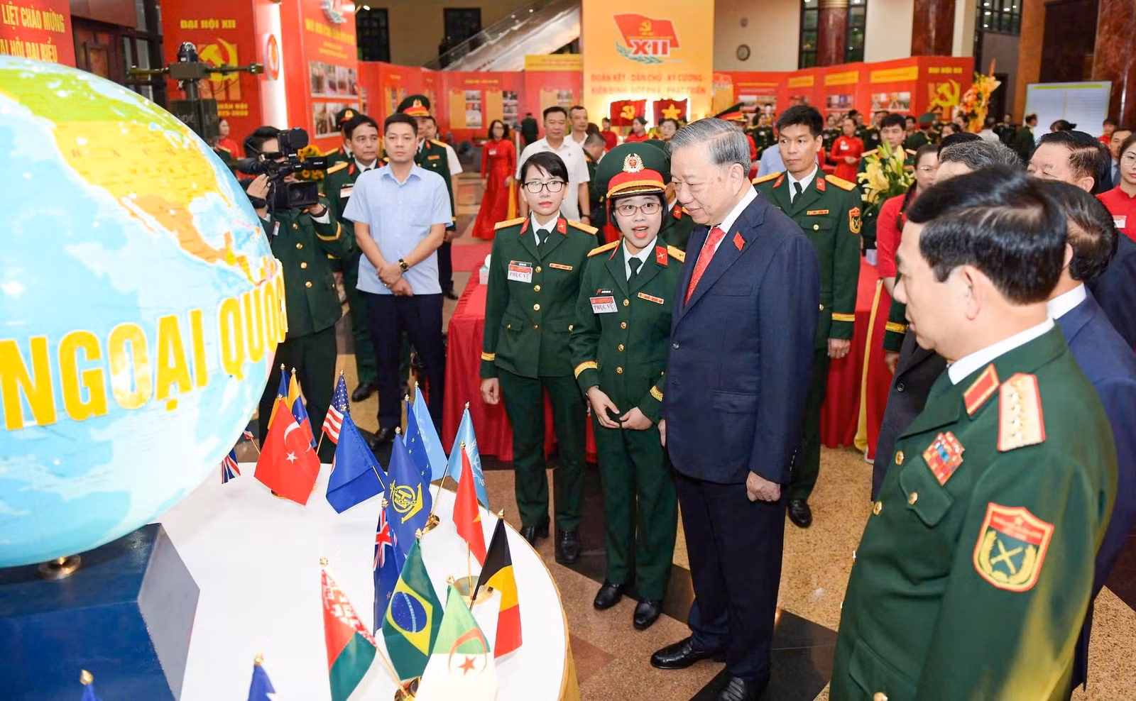 Tổng Bí thư Tô Lâm tham quan gian trưng bày truyền thống của Quân đội.