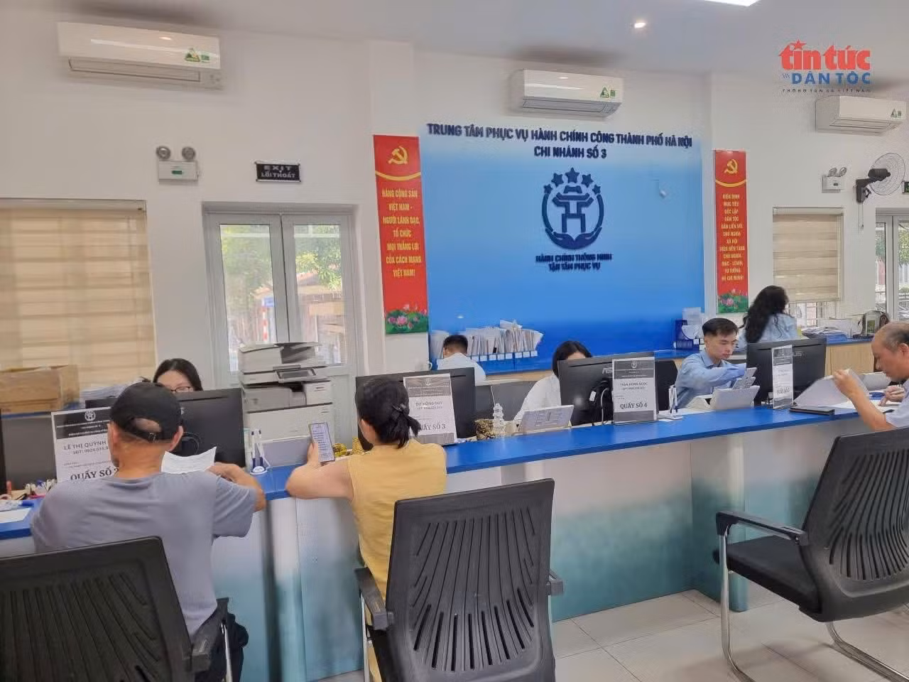 Người dân vẫn còn gặp nhiều khó khăn khi thực hiện dịch vụ hành chính công tại Hà Nội.