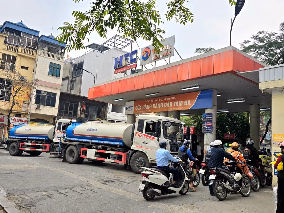 Chỉ trong khoảng 10 ngày kể từ khi xung đột Mỹ – Iran bùng phát, giá xăng dầu đã tăng đột biến, có mặt hàng gần như tăng gấp đôi.