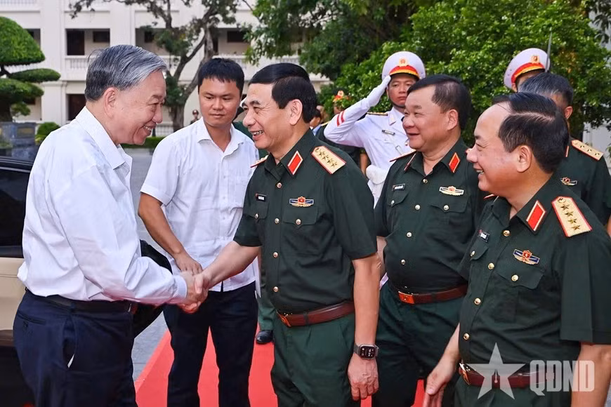 Đại tướng Phan Văn Giang, Đại tướng Trịnh Văn Quyết và thủ trưởng Bộ Quốc phòng chào đón Tổng Bí thư Tô Lâm.