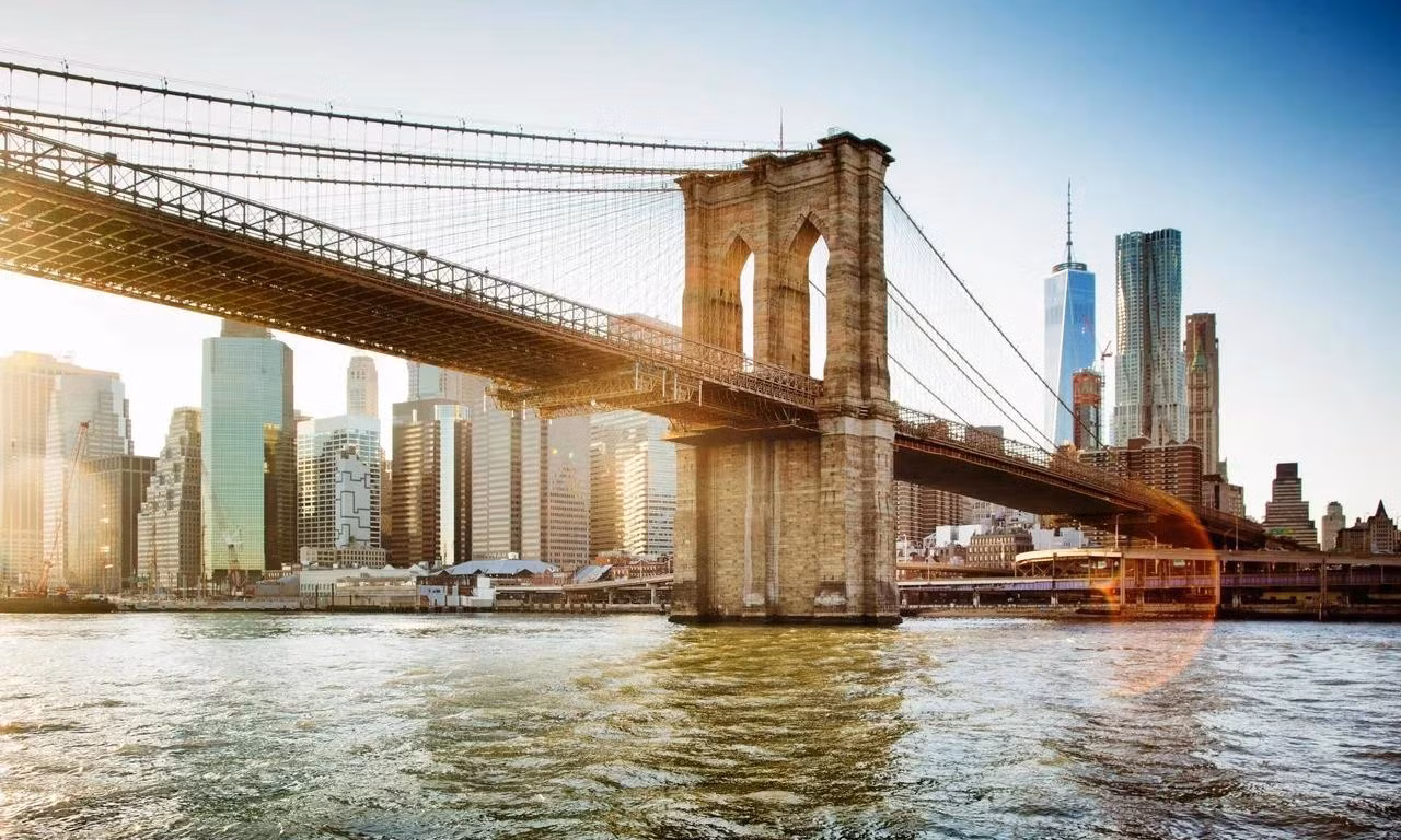 Vẻ đẹp của New York là vẻ đẹp đa giác quan: Đó là kiến trúc lịch sử, từ tòa nhà Flatiron đến Trung tâm Thương mại Thế giới One World Trade Center. Đó là cảm giác cỏ xanh mướt dưới chân (và mùi thơm của các loại hạt rang) ở Công viên Trung tâm. Đó là nghệ thuật của Bảo tàng Metropolitan, Bảo tàng Nghệ thuật Hiện đại và Bảo tàng Frick. Nhưng trên hết, đó là hình ảnh một dòng người đa dạng, ăn mặc sành điệu một cách tự nhiên, sải bước trên đường phố với tư thế ngẩng cao đầu.