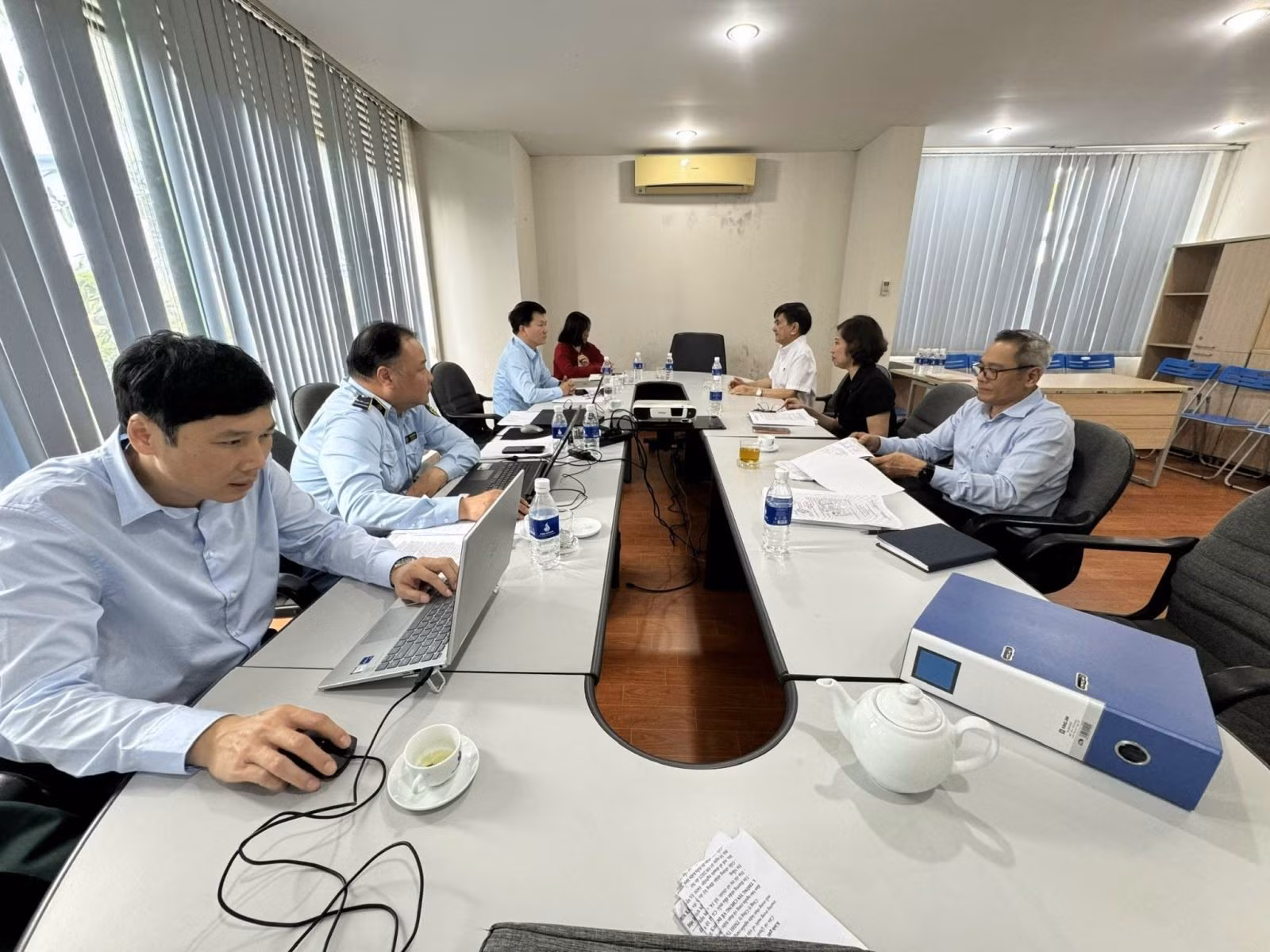 Đoàn đôn đốc, kiểm tra giám sát theo Quyết định số 72 của Cục trưởng Cục Quản lý và Phát triển thị trường trong nước làm việc tại doanh nghiệp.
