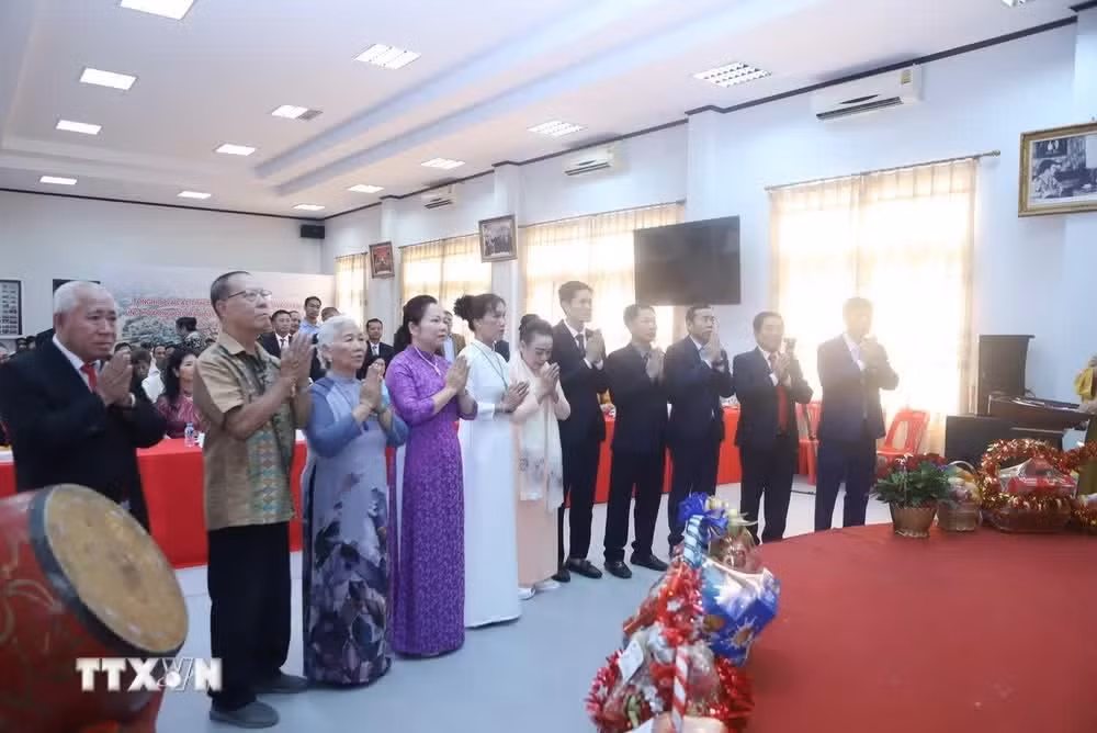 Đại diện Hội người Việt Nam thủ đô Viêng Chăn thắp hương tưởng nhớ các Vua Hùng tại Lễ Giỗ Tổ Hùng Vương ở Lào.