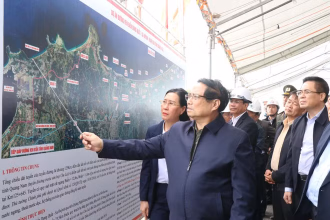 Thủ tướng Phạm Minh Chính kiểm tra tuyến đường ven biển tỉnh Quảng Ngãi tháng 2/2025.