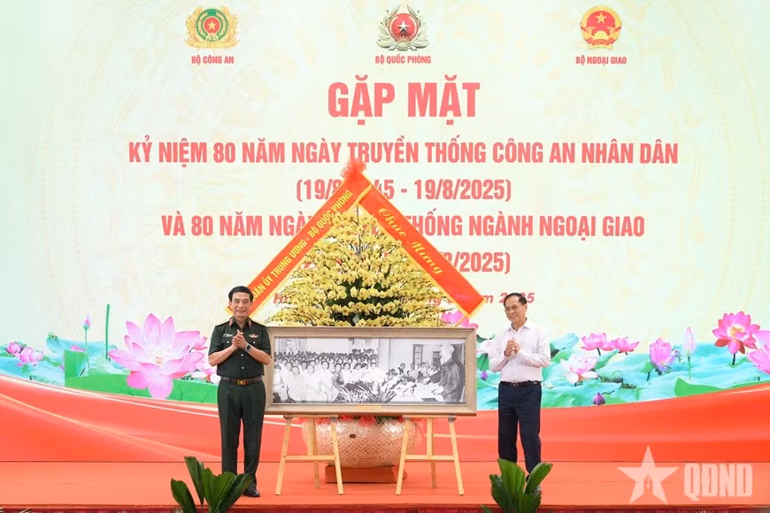 Đại tướng Phan Văn Giang trao quà tặng Bộ Ngoại giao.