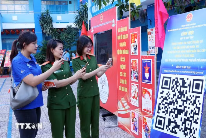Cử tri trẻ Thành phố Hồ Chí Minh quét mã QR để tham gia cuộc thi tìm hiểu về Luật Bầu cử trực tuyến.