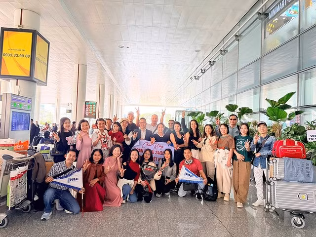 Các du khách Việt trở về nước sau những ngày bị kẹt lại do ảnh hưởng chiến sự Trung Đông.