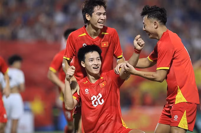 HLV Kim Sang Sik chờ đợi Thanh Nhàn.