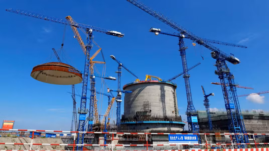 Một mái vòm được lắp đặt trên tổ máy điện hạt nhân Hualong One tại nhà máy điện hạt nhân Fangchenggang ở Quảng Tây, Trung Quốc.